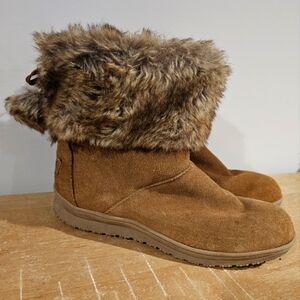 Minnetonka brown suede water resistant Women's cold weather boots. Size 8
